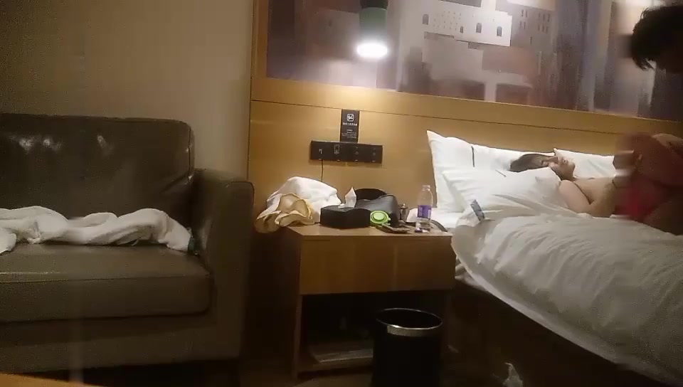 川岛莞式探花带着新买的情趣内衣酒店约炮欠了不少赌债出来卖逼的少妇