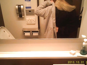 美女如云西餐厅高级坐厕双视角偸拍一位接一位气质美眉方便美女貌似痔疮有点严重啊