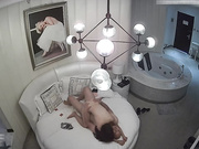 喜欢健身的美女酒店被中年男大屌彻底征服了,刚干完一次美女趴那看电视又被掰开腿猛操,都干哭了还要了第3次!