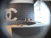 乳房饱满翘臀长发美女被欲望很强烈的男友连干3炮侧位站位男上女上后入各种换一炮比一炮猛俩人爽坏了