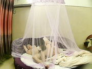 温馨房年轻情侣啪啪大战激情69式舔了半天经典体位玩一遍射完休息一下妹子主动上来吃J8女上位又干一炮淫叫给力