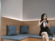 午夜寻花约了个黑裙苗条妹子，沙发舌吻扣逼调情口交舔弄，上位骑乘抽插呻吟娇喘_ev