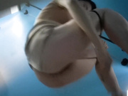 偷拍极品美女尿尿表情非常享受 性感的大屁股竟然只穿了一条那么小的内裤