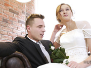 极品女神乌克兰美女克鲁兹剧情演绎新婚之夜在老公面前被债主侵犯老公坐立不安很无奈