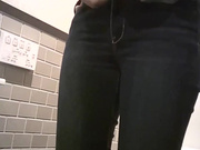 高校女厕座厕偷拍大学生妹子尿尿有几个逼毛性感很有撸点