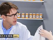 无毛小骚逼当众艹大夫