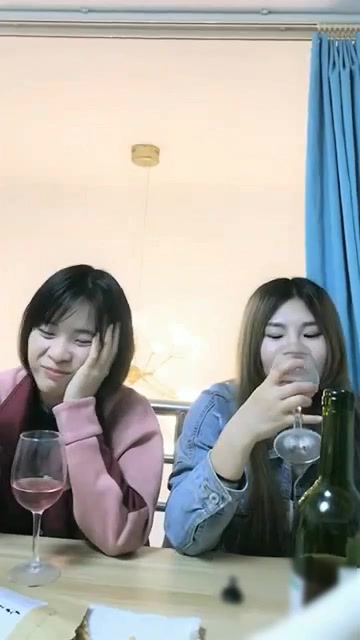 【全網首發】【MJ推薦】某大神直播醉迷兩個妹子，Y力不夠中途醒來反抗又被噴霧M倒過去，全程拍攝 非常真實值得收藏～原版高清