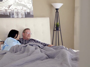 老爸在老婆做饭时沙发上抽插正妹女儿