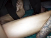 小肮脏的妓女肯德拉科尔笼并强迫要吸吮巨大的公鸡