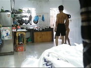 家庭網絡攝像頭黑客破解拍攝到的舞癡良家少婦廚房裏不好好做飯對著丈夫裸體炫耀舞技 屌爆了～720P高清