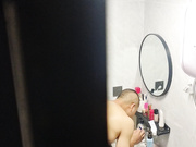 偷看楼上年轻夫妻洗澡最后被发现了