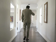 老公不在家，荡妇把她的小公牛喊过来操她