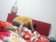 超真实！恋母小伙下药迷玩邻居熟妇，足交鸡巴插嘴最后射了一脸精液