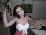 与继女的好闺蜜独处时被她“撞击”