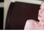 可爱的苗条少女竟然想从她爸爸那里得到精液