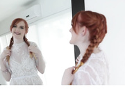 白皙马尾丰满女孩被大公鸡给操了