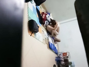 窗戶邊手機拍攝隔壁新搬來的一對年輕情侶大白天中午做愛 多種姿勢幹得呻吟浪叫聲不斷～720P高清