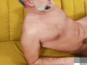 欧美 猛男用大鸡巴诱惑荡妇打炮颜射