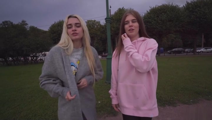 可爱金发女孩肥嫩鲍鱼手指插入屁眼在爆菊花