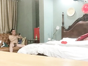 酒店公寓高价网约外围身高160性格活泼开朗小美女洋洋服务上流人瘦奶大急不可待沙发上就开始搞被夸奖J8好大