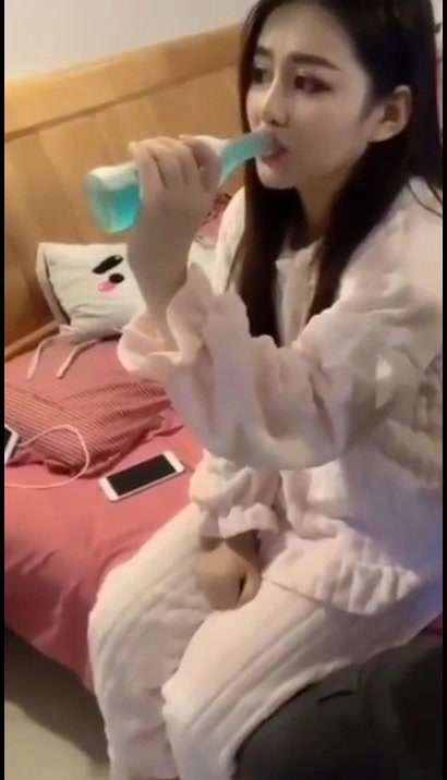 【全網推薦】姐夫在汽水裏加了安眠藥給清純氣質小姨子喝 迷倒後無套外射她屁股上～精彩值得收藏