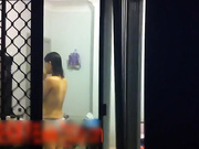 猥琐男冒死爬电杆偷拍单身居家美眉的日常生活 袒胸露乳半脱露着阴毛的内裤做腹部按摩