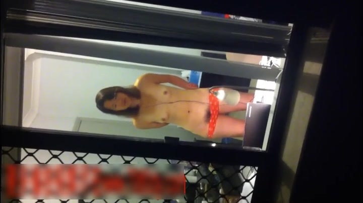 猥琐男冒死爬电杆偷拍单身居家美眉的日常生活 袒胸露乳半脱露着阴毛的内裤做腹部按摩