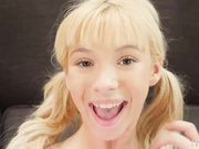 小小的金发少女肯齐·里维斯想要她的情人节怪物公鸡