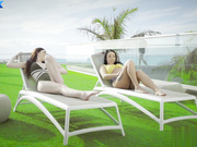 Mia Evans  在乍得巨大的椰子树上大吃大喝后被操