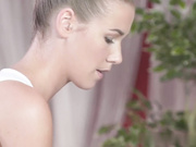 按摩室性感的黑发女人在奶油派前和她的客户做爱