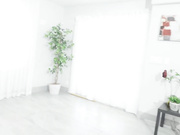 丰满人妖去人家做客勾引男主人钻桌子里被操