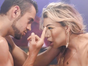 超性感白嫩人妖金发飘逸和型男缠绵爱抚69互吃JJ