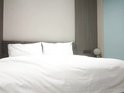 顶级外围女神美腿长裙蹲在地上深喉舔逼低吟