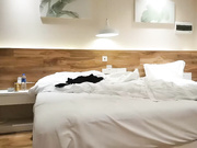 黄先生之约白色外套花臂妹子口交舔弄骑乘后入