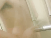 爆乳美女跪在地上吸吮舔屌淋雨房口交激情爆操