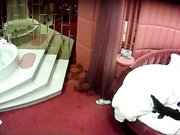 情趣酒店水滴监控TP高素质美女和瘦男友浴缸干到床上对白清晰