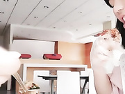 打完野战猥琐猪头男请白虎主播去餐厅吃大餐在餐厅玩露出两人还挺能吃的