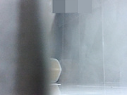 【經典盜攝】疑似商超內部猥瑣男站衛生間盜攝漂亮大胸營業美眉尿尿 2部合集～原版高清 (1)