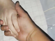 《牛人❤️分享》推特大神为证明自己原创把一起出差的白嫩美足小表妹给办了灌她酒迷糊中强上妹子呢喃说不要