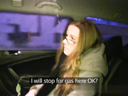 一个年轻的办公室女孩，对着他妈的大公鸡说话，让她达到高潮