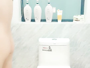 骚气少妇卫生间双人啪啪坐在马桶上舔逼逼后入