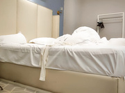 鸭哥只搞嫩妹约操高端外围，花臂纹身各种舔弄，翘屁股对着镜头舔逼，打桩机猛操，妹子表情很是享受1080P高清横版