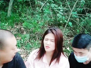 户外小少妇露脸跟两个大哥户外激情啪啪玩逼