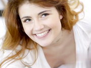 娇小的阿德里娅·雷在爸爸的台球桌上放了一只大公鸡S28-E9