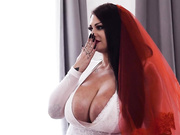 火辣辣的、有纹身的新娘是她妈的最爱