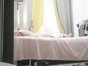 去厂妹家操逼大长腿扒掉裤子扣穴舔硬屌主动骑乘