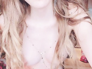 宝宝手指掰穴大白虎好干净真想舔逼