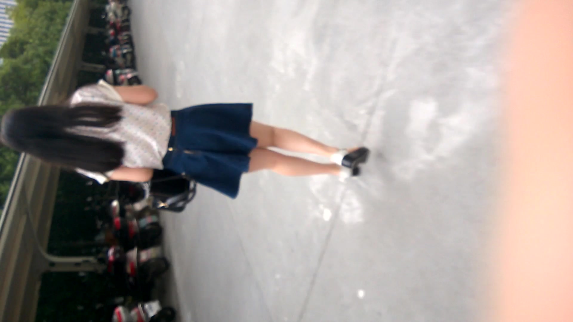 单位女厕偷拍新分配来的大学生美女同事干净的逼逼没有什么毛日起一定很爽