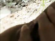 年纪不是很大的女主播和木讷男小树林打野战直播男的被蚊子叮了一腿包