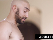 用终极男性感玩具抓住了她的男朋友！全场景